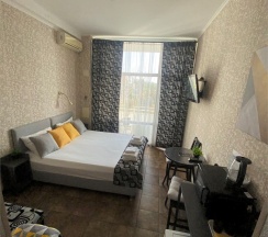 Трехместный номер стандарт с открытым балконом и боковым видом на море в Joy apartments