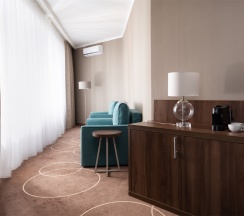 Номер Junior Room Great с большой двуспальной кроватью, кресло-кроватью и диван-кроватью в Movenpick Resort&SPA Anapa Miracleon