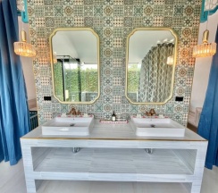 Двухместный номер Standard с видом на бассейн двуспальная кровать в The Kiri Villas Resort