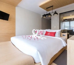 Двухместный Aurico Nest с балконом двуспальная кровать в Aurico Kata Resort & Spa