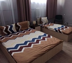 Трехместный номер с двуспальной и односпальной кроватями в Mini Family