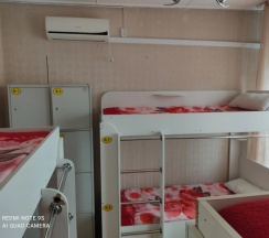 Кровать в общем номере с красивым видом из окна в На Орманова