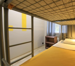 Кровать в общем номере в Арт Хаус