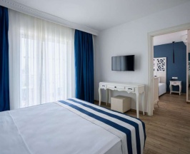 Четырёхместный семейный номер с балконом в Blue Dreams Resort