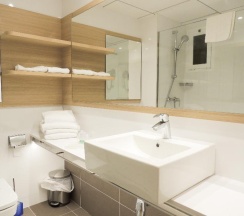 Четырёхместный номер Standard с видом на бассейн в Hotel Cesar Augustus