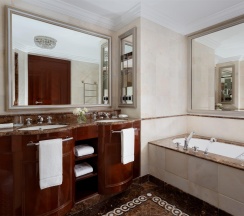 Номер делюкс с одной кроватью King в The Carlton, Moscow