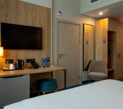 Стандартный номер для маломобильных групп населения с видом на реку c двуспальной кроватью в Cosmos Omsk Hotel