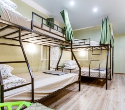 Мужской номер на 8 человек с ванной комнатой. Верхнее место (ширина 90 см.) в Nice hostel Crocus