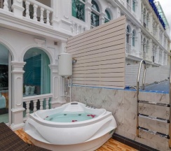 Двухместный номер Deluxe с частичным видом на море двуспальная кровать в Modern Living Hotel