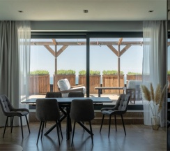 Четырёхместный Большой люкс (Корпус 2) с террасой в Кубань