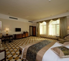 Люкс с 2 комнатами в Royal Tulip Almaty