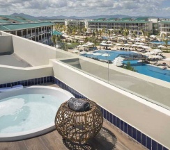 Двухместный полулюкс Privilege RoofTop с видом на бассейн двуспальная кровать в Ocean El Faro Resort - All Inclusive