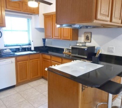 Коттедж с 2 комнатами в Private designer 8 room art getaway 2 Br-2Ba Full Kitchen Barbecue Patio 2min to beach