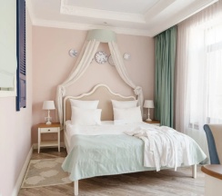 Двухместный люкс Provence №30 с 2 комнатами с балконом и с видом на парк двуспальная кровать в Лель