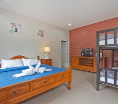 Семейный номер Standard с видом на бассейн в Maikhao Home Garden Bungalow