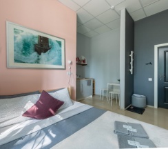 №15 Розовая (Двухместный номер с двуспальной кроватью и собственным санузлом и мини-кухней) в Дип Слип