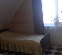 Коттедж с балконом и с красивым видом из окна в Лодж