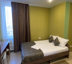 Стандартный номер с двухспальной кроватью и диваном в White House