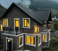 Коттедж с балконом и с видом на горы в Дом на холме