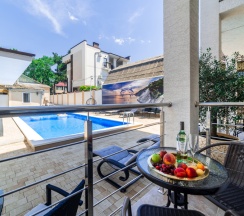 Двухместный комфорт с видом на бассейн в Blue Marlin Hotel