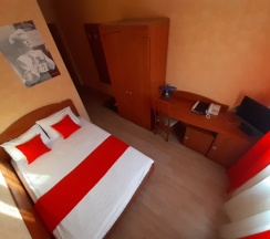 Двухместный номер Comfort двуспальная кровать в Maxrooms Волга Hollywood