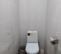 Кровать в общем номере с красивым видом из окна в Best xostel