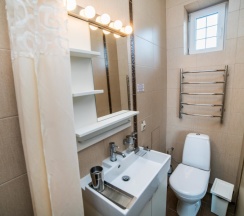 205 - Трехместный номер с балконом и боковым видом на море в Азов Инн