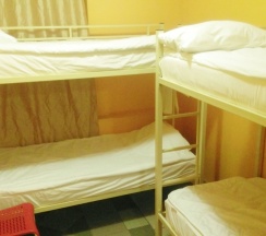 Кровать в общем номере в Линия