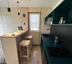 Двухместный Дом с террасой На берегу реки возле пирса с видом на реку двуспальная кровать в Semvoda