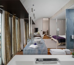 Номер Presidential suite SO VVIP, с джакузи и камином – с большой двуспальной кроватью в So/Санкт-Петербург