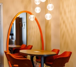 Номер Privilege Luxe c большой двуспальной кроватью в МЕРКЮР ТЮМЕНЬ ЦЕНТР