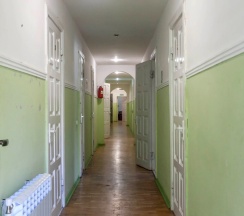 Кровать в общем номере с красивым видом из окна в Атлантида