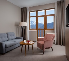 PREMIER SUITE c одной двуспальной кроватью, видом на горы и диваном-кроватью в гостиной зоне (с балконом) в Green flow