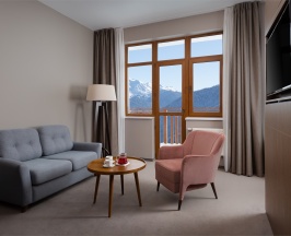 PREMIER SUITE c одной двуспальной кроватью, видом на горы и диваном-кроватью в гостиной зоне (с балконом) в Green flow