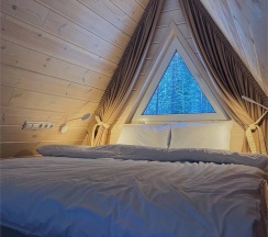 Шале в форме треугольника в Таналтай