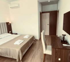 Трёхместный номер Comfort с балконом в Mersini Hotel