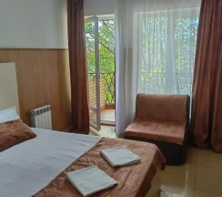 Четырёхместный номер Standard с балконом и с красивым видом из окна в Тихий домик