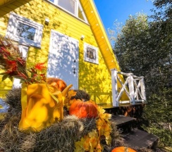 Желтый А дом в А у реки