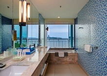 Двухместный номер Premium beachfront 2 отдельные кровати в Holiday Inn Pattaya, an IHG Hotel