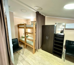 Общий 7-местный номер для мужчин и женщин с удобствами на этаже в Rest Home