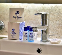 Двухместный номер Standard с балконом двуспальная кровать в Club Big Blue Suit Hotel