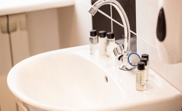 Двухместный улучшенный с раздельными кроватями в Формула за рулем