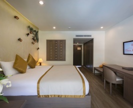 Двухместный номер Deluxe с видом на бассейн двуспальная кровать в Chanalai Flora Resort, Kata Beach