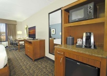 Двухместный номер Premium with In-room drinks and snacks двуспальная кровать в Hilton Garden Inn Austin NW - Arboretum