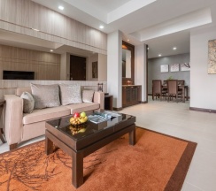 Двухместный люкс Executive с балконом двуспальная кровать в Grand Asoke Suites Boutique Residence
