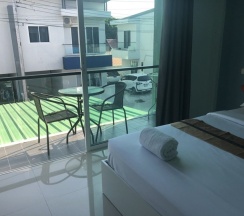Двухместная студия с балконом двуспальная кровать в Khao Oat Airport