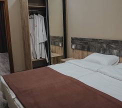 Люкс 3-х комнатный с балконом в Ахтынские бани №1