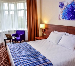 Бизнес с двуспальной кроватью KING SIZE в Raymond