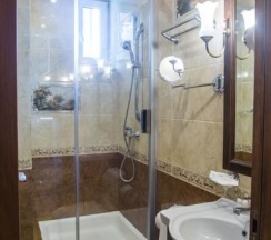 Номер стандарт с 2 односпальными кроватями и кухней (мансарда) в Наташа Ростова