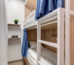 Кровать в 8-и местном общем номере повышенной комфортности в Roomy Hostel